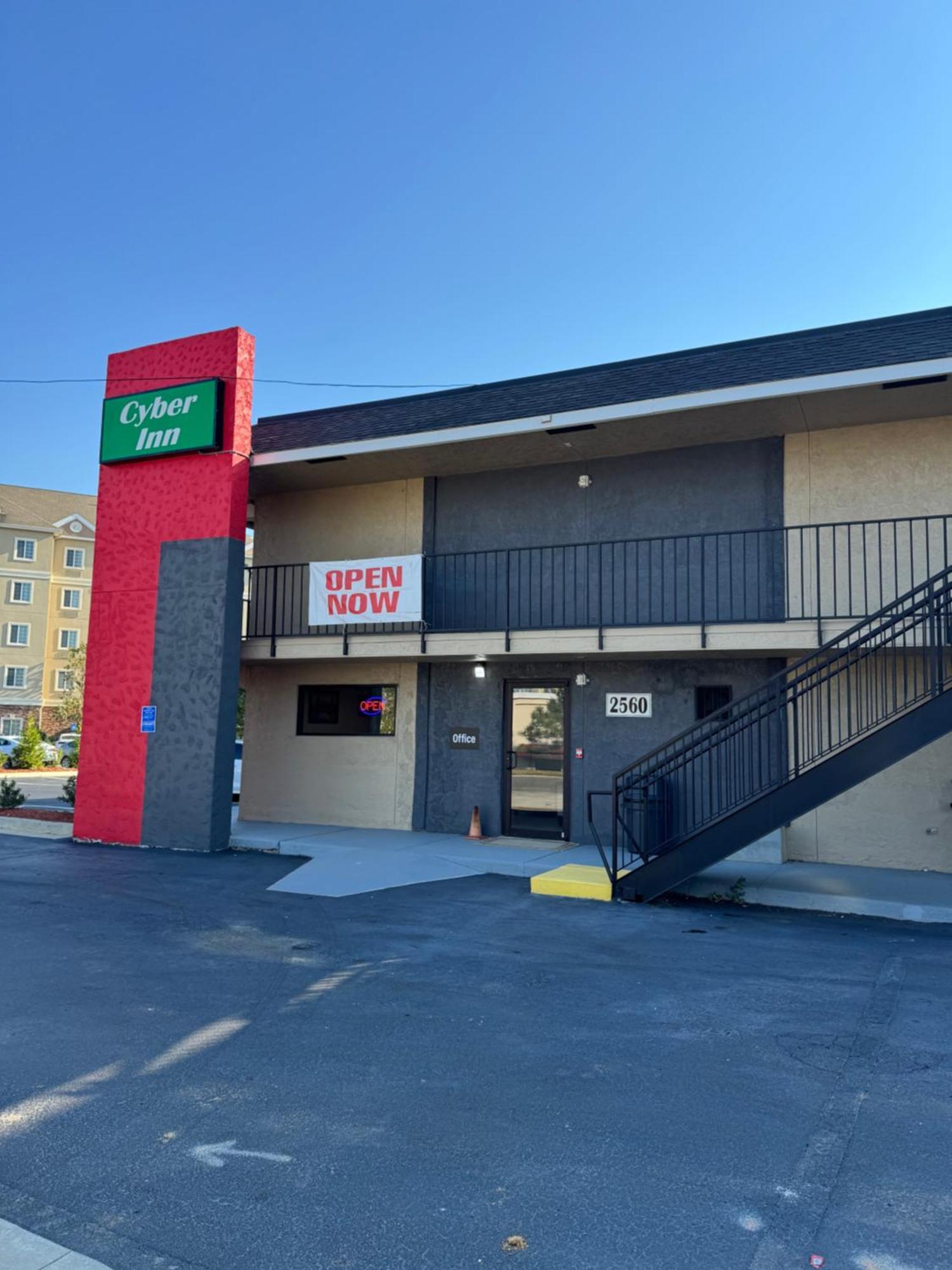 Cyber Inn Augusta Bagian luar foto