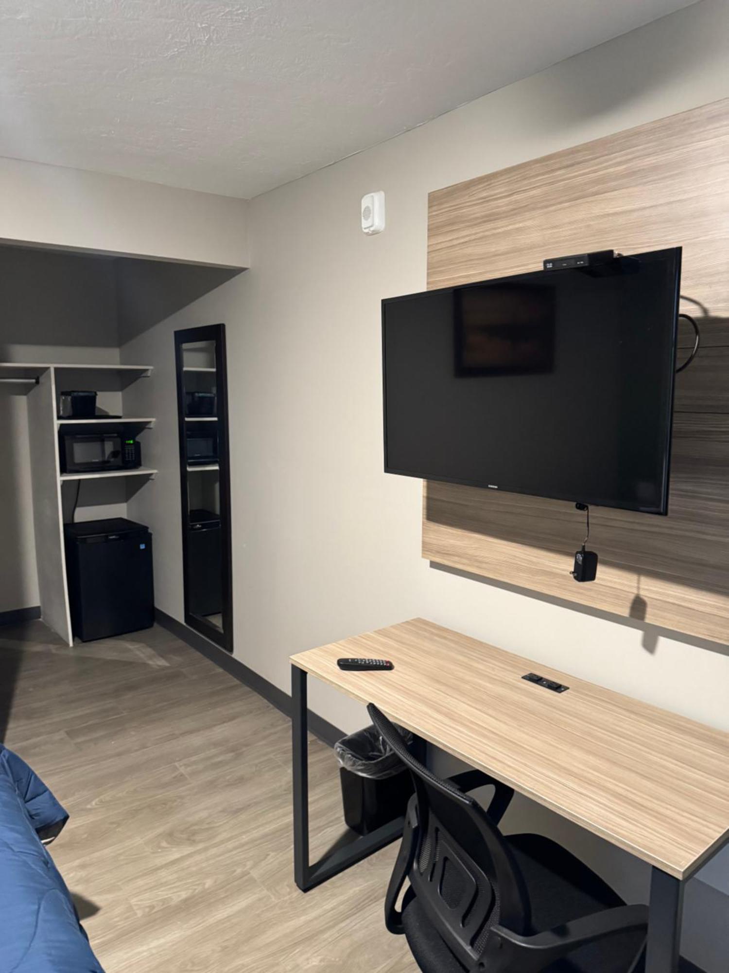 Cyber Inn Augusta Bagian luar foto