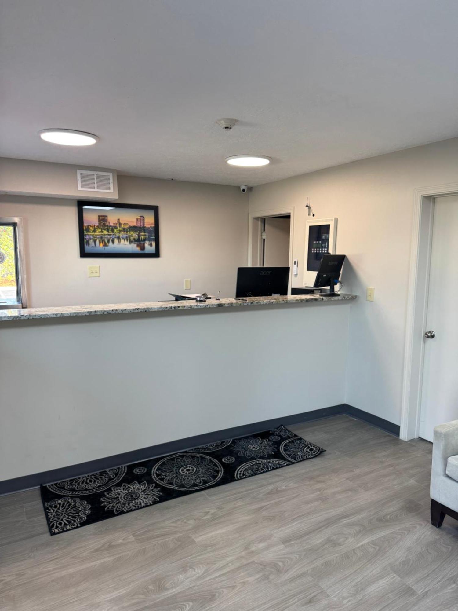 Cyber Inn Augusta Bagian luar foto